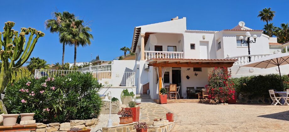 Villa en Coveta Fuma con piscina y vistas al mar.