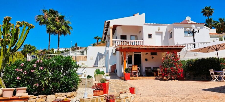 Villa in  Coveta Fuma with pool and sea views.